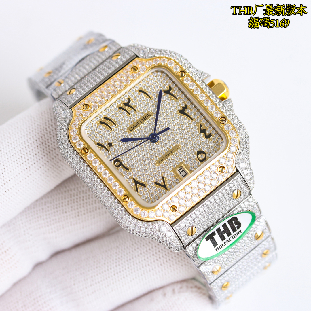 P5800 THB o mais recente avanço réplica perfeita restauração de diamante-set versão de Cartier ah luxo ao extremo cada diamante é brilhante levá-lo esta noite você mais brilhante Cartier Santos cheio de estrelas edição especial choque veio! Usando a mais avançada tecnologia de mosaico de alta tecnologia, toda a mesa de 4555 diamantes, trezentos e sessenta graus sem ângulo morto, brilhando de longe a pulseira de pedras preciosas mais incrustada é o uso da tecnologia de incrustação infinita para fazer com que toda a mesa pareça muito impressionante, a fim de alcançar o efeito de incrustação infinita através de inúmeras tentativas de manter a espessura da pulseira original ao mesmo tempo, mas também para garantir que o efeito de incrustação perfeito; 1, o tamanho do material de aço inoxidável 904 importado de 40 mm usando o 2, ponteiros em aço de disparo artesanal suíço, equipados com película branca translúcida de vidro azul/antirreflexo/anti-linhas de mão 3, equipados com a prática da família Cartier, duas invenções da mais recente tecnologia "SmartLink", dispositivo de ajuste rápido da bracelete e "QuickSwitch". Dispositivo de substituição rápida da bracelete "QuickSwitch", uma bracelete de libertação rápida para usar a bracelete é muito próxima da mão e confortável! Deixe as mãos nuas para completar a remoção da correia de todos os acessórios (aço polido pino azul superfície banhada a prata vidro de safira espinélio) todas as especificações podem ser originais luxo intercambiável não pode ser totalmente resumido mais é honroso + brilho absoluto deslumbrante 💍 THB excelência de produção bem-vindo ao gosto 💍! Reconhecimento THB relógio ⌚️ código 5169-alta imitação fábrica