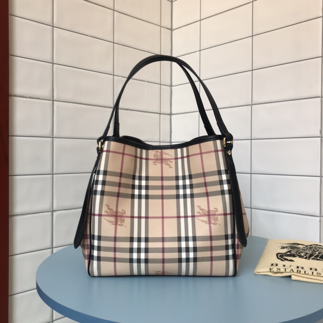 ¡Burberry modelos clásicos bolso tote original caballo de batalla a cuadros de PVC con forro de algodón importado de piel de vaca capa de la cabeza, YKK zip bolsas internas se pueden quitar de forma independiente cuando el bolso para usar una bolsa grande también puede ser deformado para hacer compras bolsa para usar de mano, habitación individual están disponibles! ¡Comprado familiares saben cómo la calidad de la retroalimentación positiva ah! Tamaño: 27/17.5/25.5cmp900