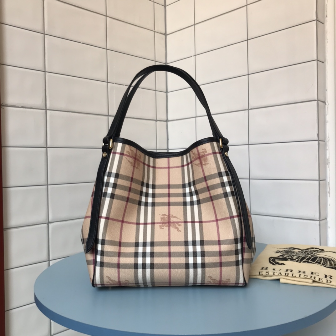 Burberry modèles classiques fourre-tout original cheval de guerre écossais PVC avec tête importé couche de coton vachette doublure, YKK zip poches internes peuvent être retirés indépendamment lorsque le sac à main à utiliser un grand sac peut également être déformé pour faire du shopping sac à utiliser à la main, chambre individuelle sont disponibles ! Acheté les parents savent comment la qualité de la rétroaction positive ah ! Taille : 27/17.5/25.5cm p900