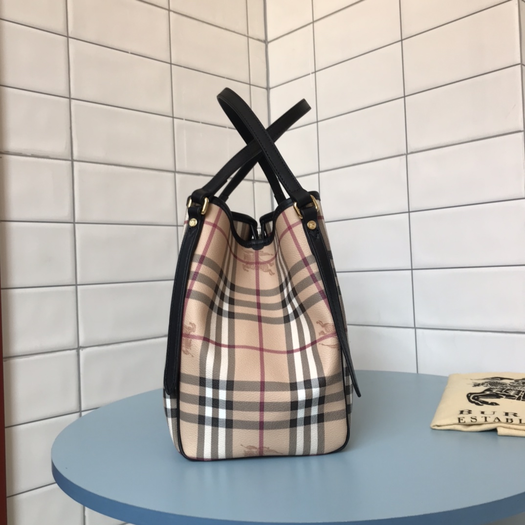 ¡Burberry modelos clásicos bolso tote original caballo de batalla a cuadros de PVC con forro de algodón importado de piel de vaca capa de la cabeza, YKK zip bolsas internas se pueden quitar de forma independiente cuando el bolso para usar una bolsa grande también puede ser deformado para hacer compras bolsa para usar de mano, habitación individual están disponibles! ¡Comprado familiares saben cómo la calidad de la retroalimentación positiva ah! Tamaño: 27/17.5/25.5cmp900