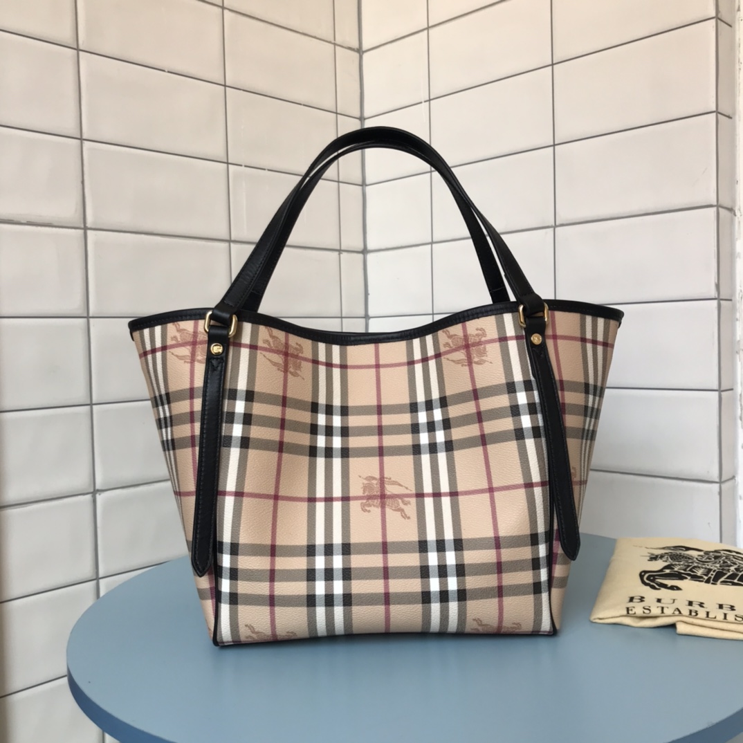 Burberry classic models tote bag original war horse plaid PVC com forro de algodão de couro de vaca importado, bolsas internas com fecho YKK podem ser removidas independentemente quando a bolsa para usar um saco grande também pode ser deformada para fazer saco de compras para usar o handheld, quarto individual estão disponíveis! Os parentes comprados sabem como a qualidade do feedback positivo ah! Tamanho: 27/17,5/25,5cm p900