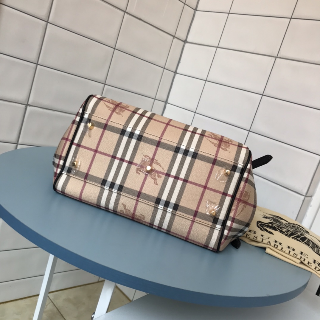 Burberry modèles classiques fourre-tout original cheval de guerre écossais PVC avec tête importé couche de coton vachette doublure, YKK zip poches internes peuvent être retirés indépendamment lorsque le sac à main à utiliser un grand sac peut également être déformé pour faire du shopping sac à utiliser à la main, chambre individuelle sont disponibles ! Acheté les parents savent comment la qualité de la rétroaction positive ah ! Taille : 27/17.5/25.5cm p900