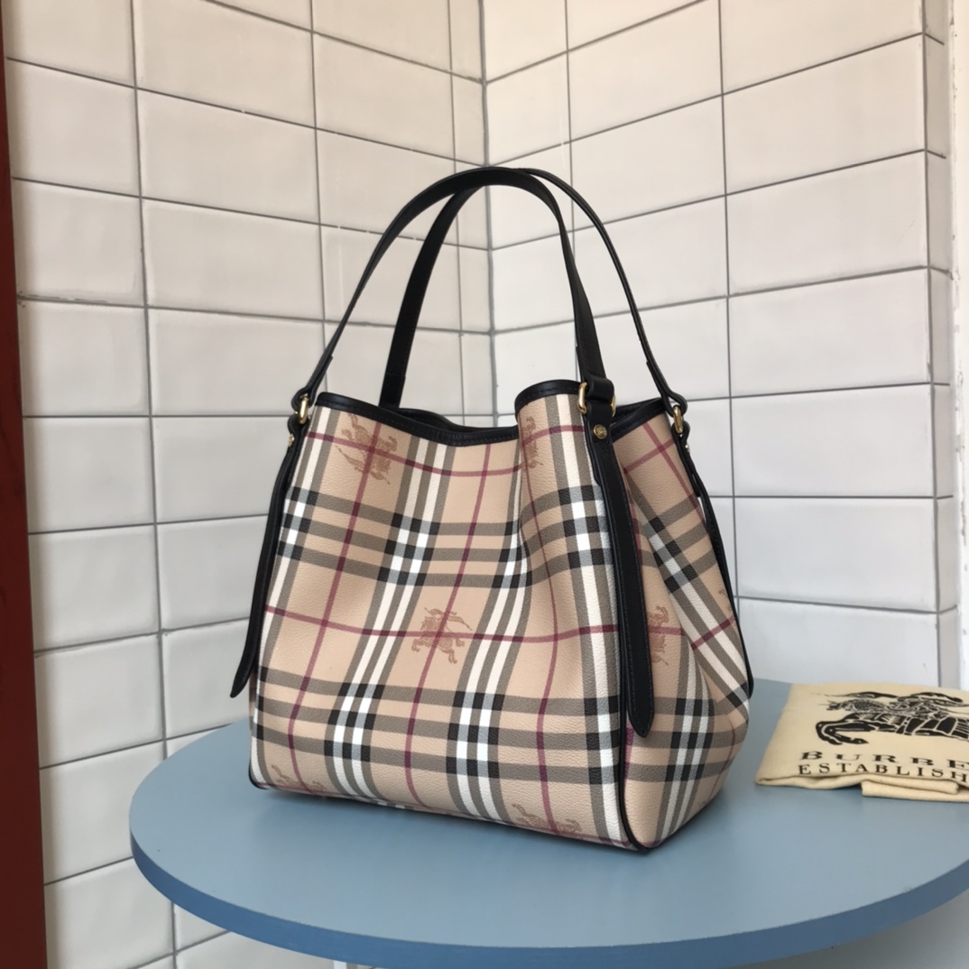 Burberry modèles classiques fourre-tout original cheval de guerre écossais PVC avec tête importé couche de coton vachette doublure, YKK zip poches internes peuvent être retirés indépendamment lorsque le sac à main à utiliser un grand sac peut également être déformé pour faire du shopping sac à utiliser à la main, chambre individuelle sont disponibles ! Acheté les parents savent comment la qualité de la rétroaction positive ah ! Taille : 27/17.5/25.5cm p900