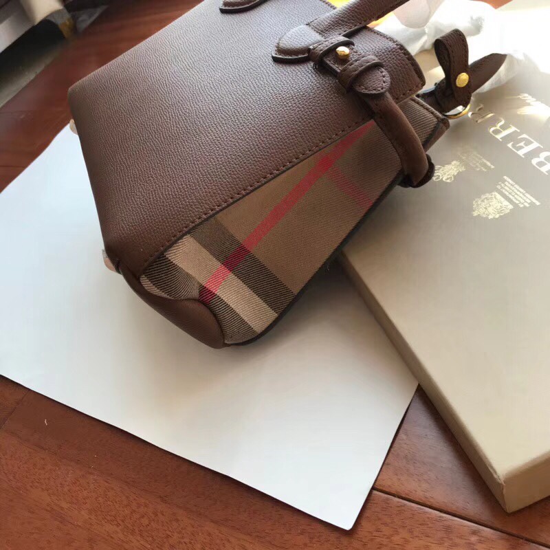 Burberry's iconic 'The Banner' bag is crafted from three different colors of leather and British-woven House check cotton panels to create a compact, stand-up shape that can easily hold your essentials and can be carried over the shoulder, diagonally, or in a handheld position.25 x 12 x 19cmExterior: 100% calfskin leather with side panels.100% cotton lining: 100% cotton: 100% CottonLining: 100% Cotton1 zippered inside pocket; 2 stash pocketsDetachable, adjustable shoulder strapRolled leather handlesDual magnet snap closure; snap closure on handlesHand-painted lacquered edgesShiny metal hardwareBurberry letter-embossed logo on frontP1300