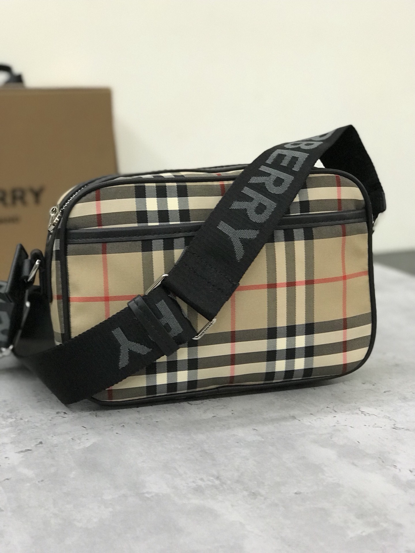 A mochila elegante e descaída da Burberry é fabricada em algodão xadrez Vintage com acabamentos em pele fina e um logótipo monogramado em jacquard de lã com alças de nylon de malha ajustáveis para criar um visual descaído ou por cima do ombroTamanho: 22,5 x 8,2 x 14,5 cm!p800-sacos de alta qualidade