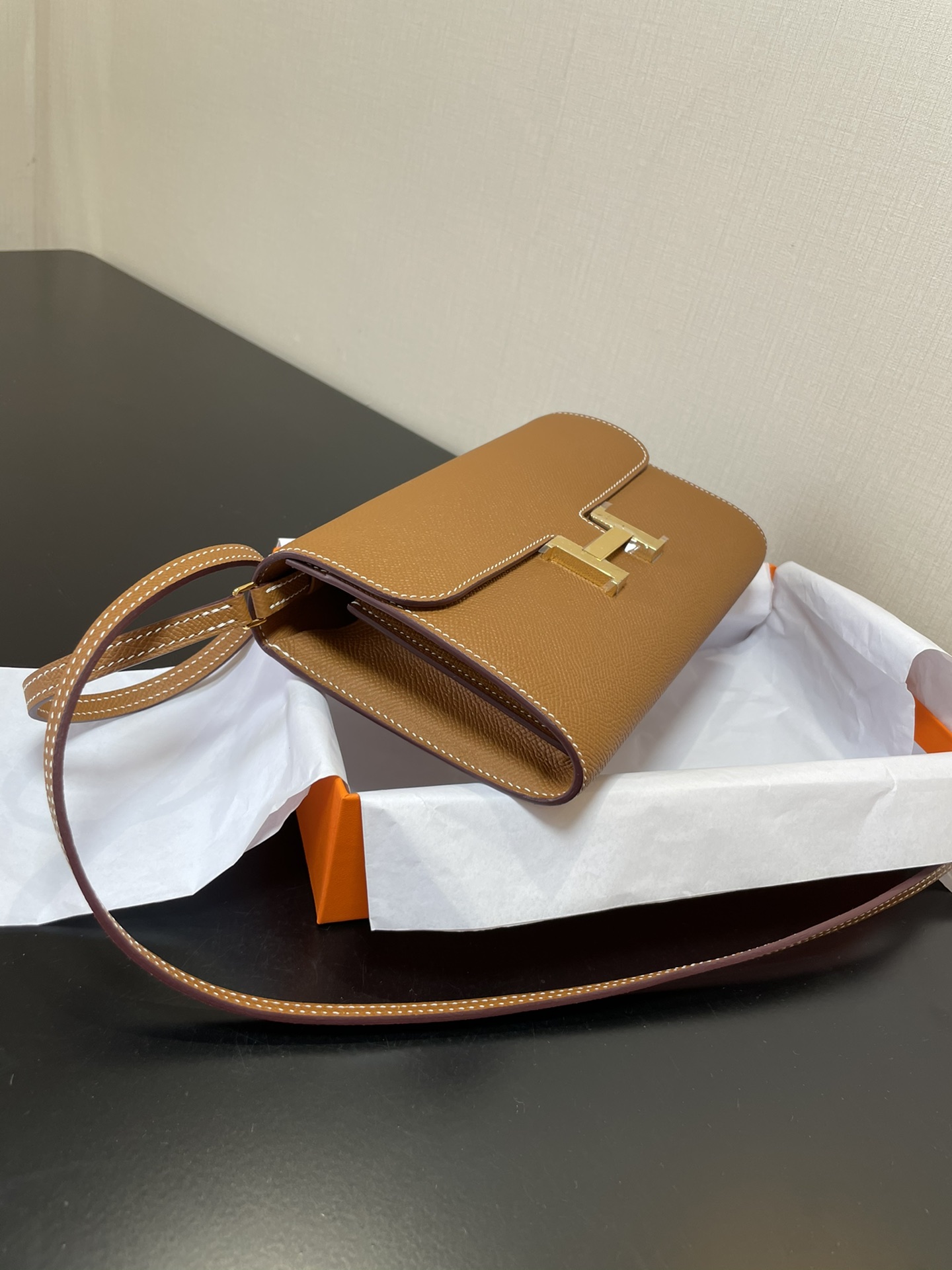 画像[8]-Hermès Constance to go クロスボディバッグ 詳細 カラー ゴールドブラウン、ゴールドバックル レザー エプソン (寸法: L 20.5 x W 13 x Th 2 cm) Hermès𝙊𝙢𝙪𝙚