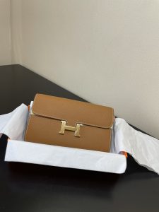 Saco a tiracolo Hermès Constance to go Pormenor Cor castanho dourado com fivela dourada Couro epsom (Dimensões: C 20,5 x L 13 x A 2 cm) Hermès 𝙃𝙚𝙧𝙢𝙚