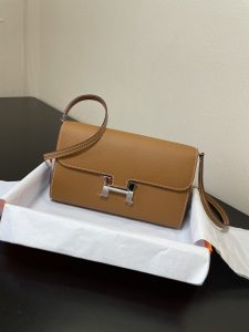 Saco a tiracolo Hermès Constance to go Pormenor Cor castanho dourado com fivela prateada Couro epsom (Dimensões: C 20,5 x L 13 x A 2 cm) Hermès 𝙃𝙚𝙧𝙢𝙚