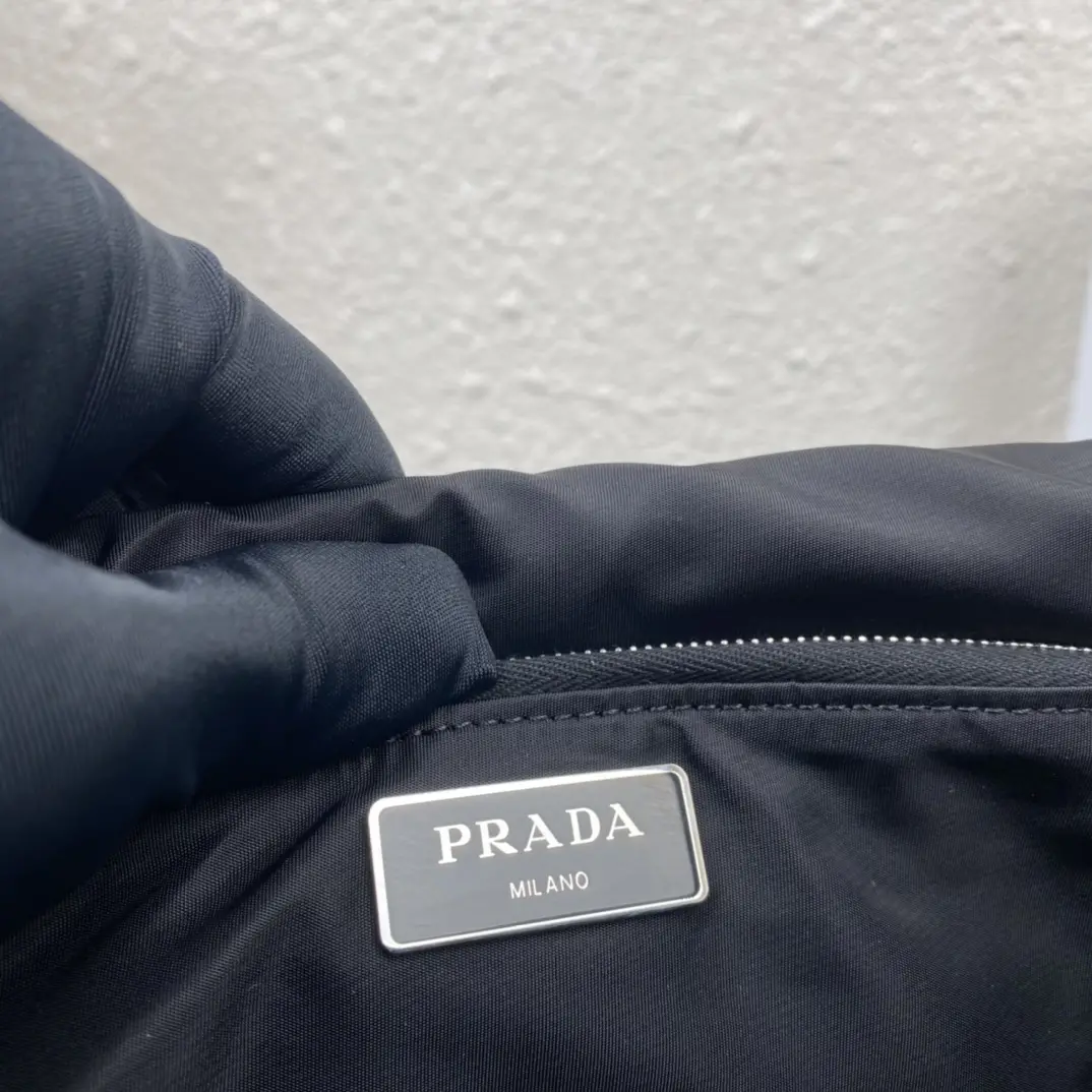 图片[9]-P840 Prada 1BD292  这款三合一女包采用进口尼龙布料顶级五金    纯手工菱形拼接图案设计显得格外独特大气单肩背和斜跨多种背法最爱还是那小零钱包 这种非常士女化的计设灵感显得简洁优而雅又是一款永久不过时三合一  一向女是生所追求完美  赶紧手入吧  尺寸：长21x高16x底7cm-高仿包包