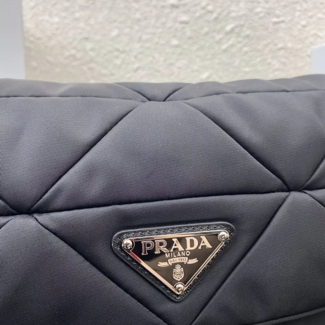 图片[5]-P840 Prada 1BD292  这款三合一女包采用进口尼龙布料顶级五金    纯手工菱形拼接图案设计显得格外独特大气单肩背和斜跨多种背法最爱还是那小零钱包 这种非常士女化的计设灵感显得简洁优而雅又是一款永久不过时三合一  一向女是生所追求完美  赶紧手入吧  尺寸：长21x高16x底7cm-高仿包包