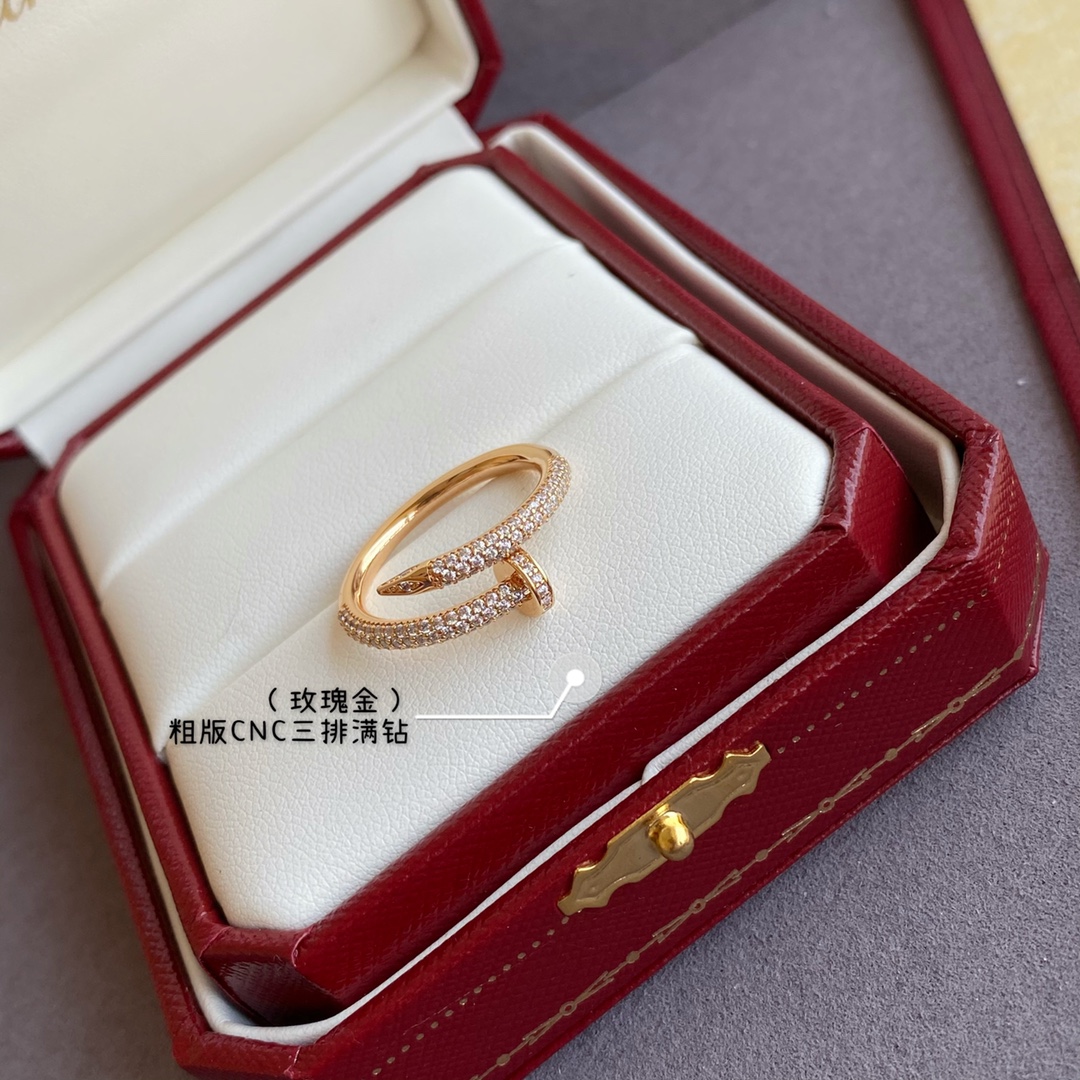 p190V gold plated imitation gold Thick version (yardage 5678) Cartier thick version full of diamonds studded ring 💍Classic masterpiece enduring ❗Legendary classics have always been popular needless to say ❗Look at the workmanship look at the details look at the engraving consistent authentic selected German imported plating ❗👉🏻👉🏻 to give you the most perfect experience ❗