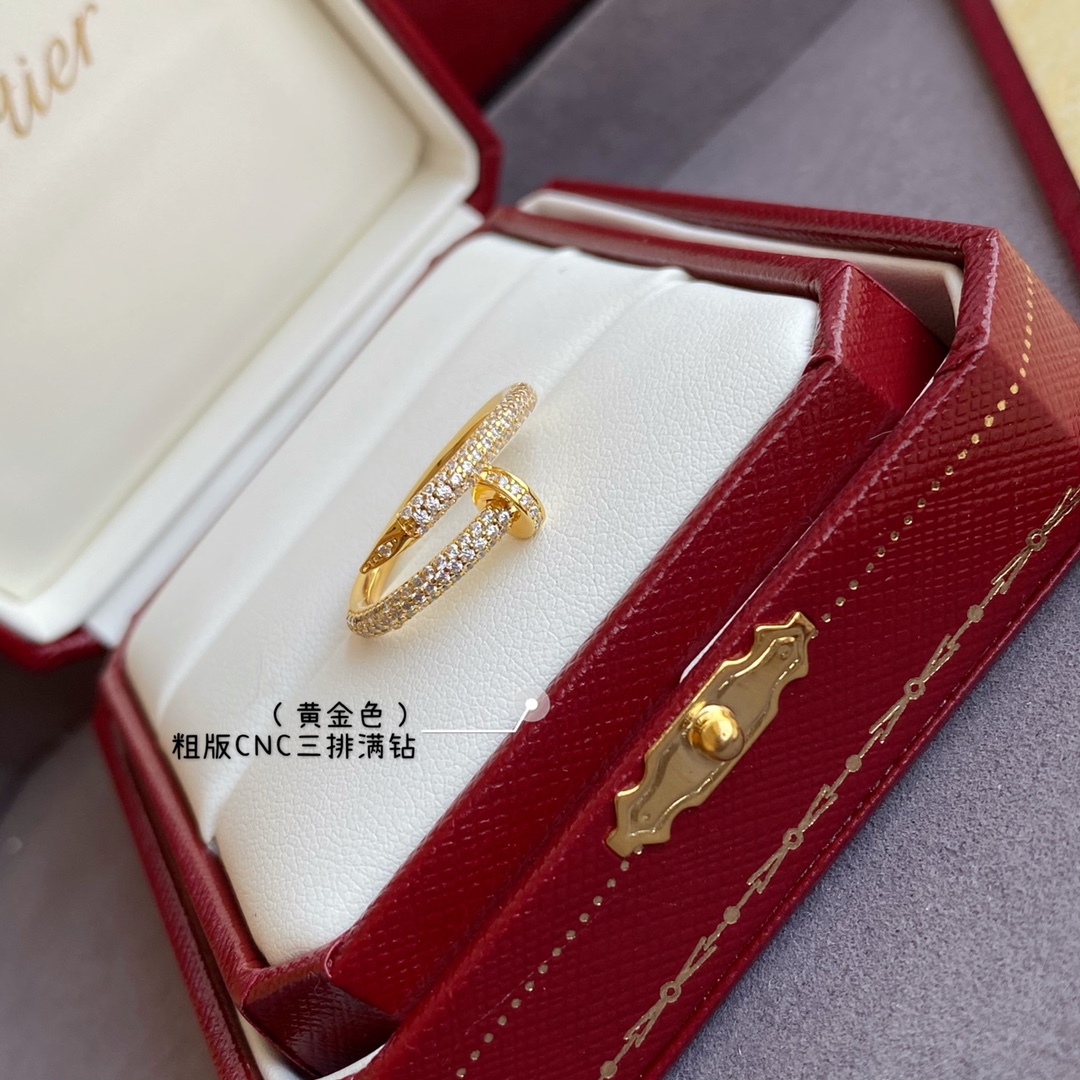 p190V gold plated imitation gold Thick version (yardage 5678) Cartier thick version full of diamonds studded ring 💍Classic masterpiece enduring ❗Legendary classics have always been popular needless to say ❗Look at the workmanship look at the details look at the engraving consistent authentic selected German imported plating ❗👉🏻👉🏻 to give you the most perfect experience ❗