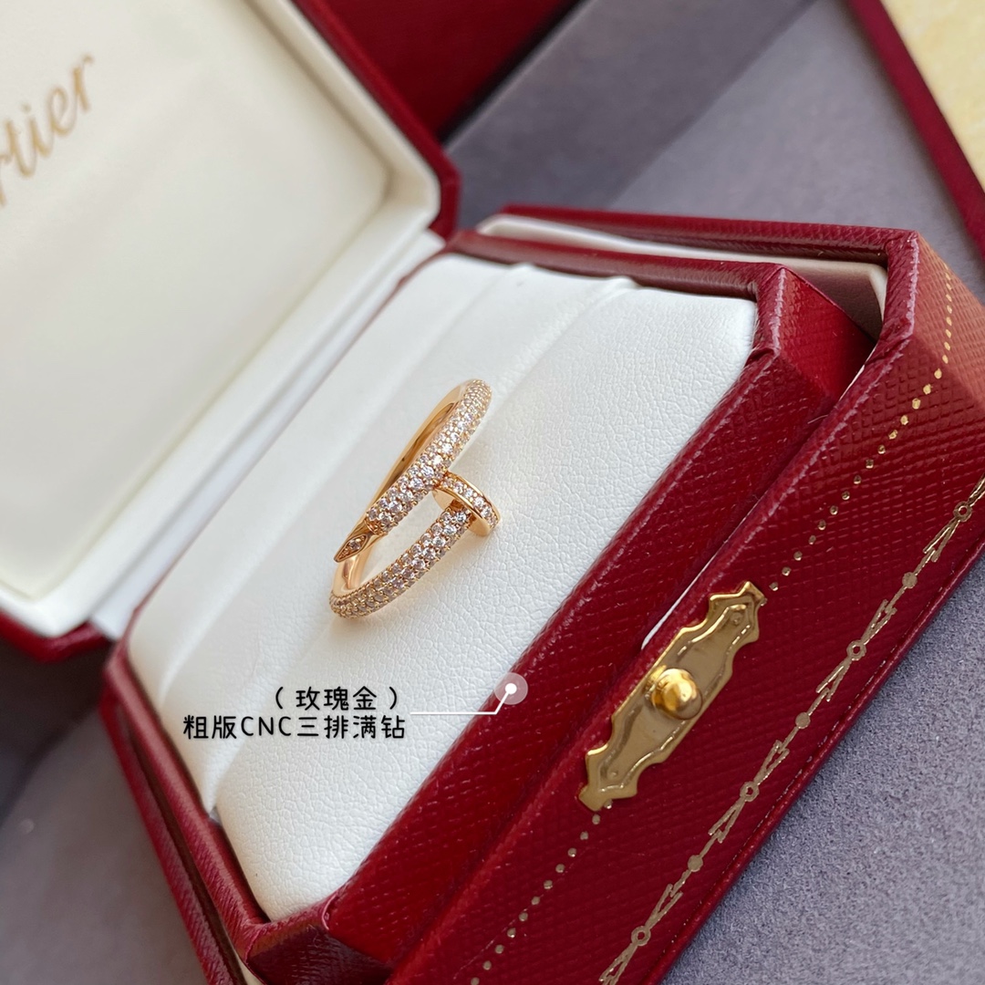 p190V gold plated imitation gold Thick version (yardage 5678) Cartier thick version full of diamonds studded ring 💍Classic masterpiece enduring ❗Legendary classics have always been popular needless to say ❗Look at the workmanship look at the details look at the engraving consistent authentic selected German imported plating ❗👉🏻👉🏻 to give you the most perfect experience ❗