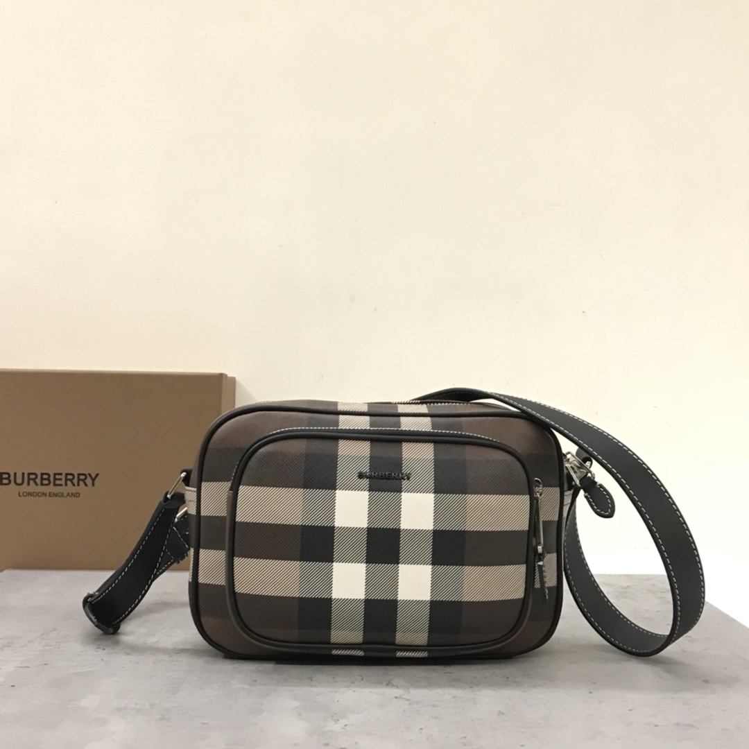 Burberry's compact camera bag is refreshed with a checkered eco-canvas that's made primarily from renewable resources and requires less water and generates less carbon dioxide than traditionally coated canvas or with an adjustable, welded leather strap for crossbody use.22.5 x 8.2 x 14.5cm.Adjustable slanting straps.3 card slots.1 zippered exterior pocket.1 external welt pocket.1 zippered closure. Zipper closure. Hand-painted edges. Shiny metal hardware. Burberry logo p860 on front.