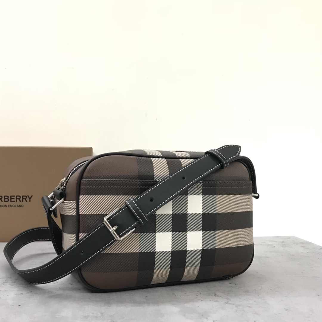 Burberry's compact camera bag is refreshed with a checkered eco-canvas that's made primarily from renewable resources and requires less water and generates less carbon dioxide than traditionally coated canvas or with an adjustable, welded leather strap for crossbody use.22.5 x 8.2 x 14.5cm.Adjustable slanting straps.3 card slots.1 zippered exterior pocket.1 external welt pocket.1 zippered closure. Zipper closure. Hand-painted edges. Shiny metal hardware. Burberry logo p860 on front.