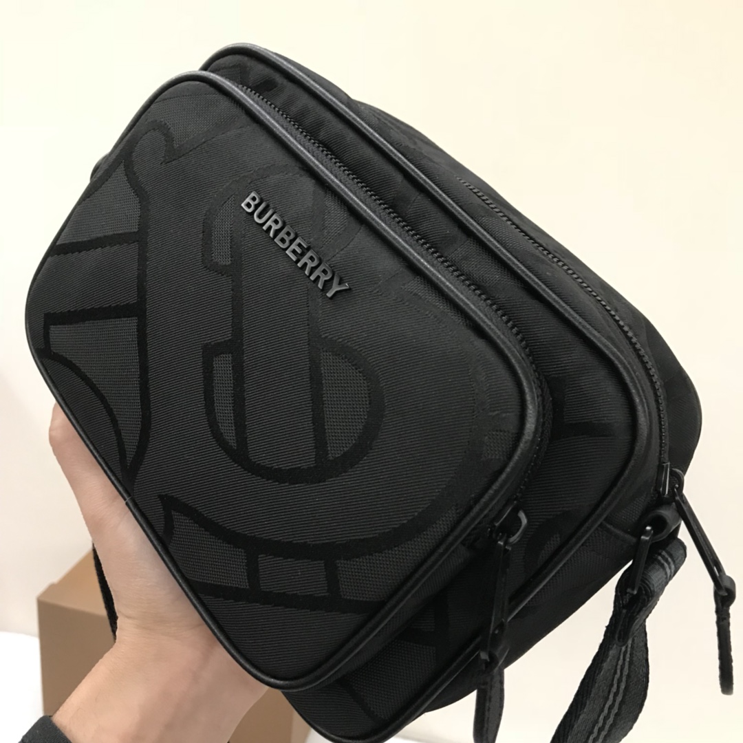 Confeccionada en poliéster reciclado e hilos de algodón, la mochila slouchy de Burberry está adornada con el jacquard del logotipo de Thomas Burberry con el logotipo de la marca y puede llevarse en diagonal o con las correas ajustables de nailon de malla a rayas de la firma.Correas slouchy ajustables de 22,5 x 8,2 x 14,5 cm.1 bolsillo exterior con cremallera; 1 bolsillo exterior con abertura y cierre de hebilla magnética.3 ranuras para tarjetas . Cierre con cremallera. Bordes pintados a mano. Herrajes de metal brillante. Placa con el logotipo de Burberry en la parte delantera p800.