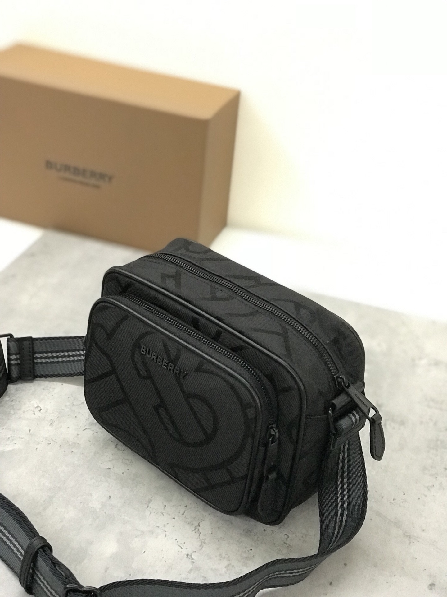 Confeccionada en poliéster reciclado e hilos de algodón, la mochila slouchy de Burberry está adornada con el jacquard del logotipo de Thomas Burberry con el logotipo de la marca y puede llevarse en diagonal o con las correas ajustables de nailon de malla a rayas de la firma.Correas slouchy ajustables de 22,5 x 8,2 x 14,5 cm.1 bolsillo exterior con cremallera; 1 bolsillo exterior con abertura y cierre de hebilla magnética.3 ranuras para tarjetas . Cierre con cremallera. Bordes pintados a mano. Herrajes de metal brillante. Placa con el logotipo de Burberry en la parte delantera p800.