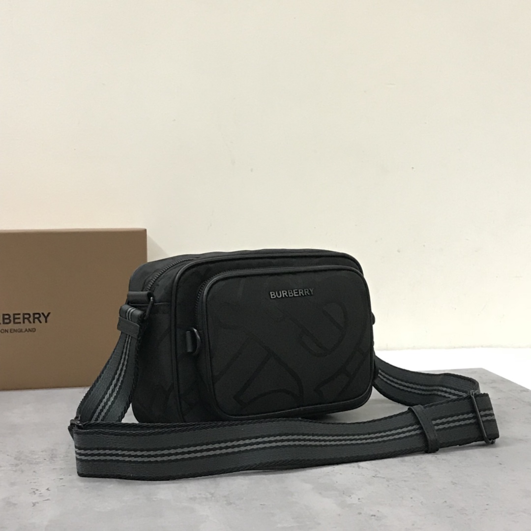 Confeccionada en poliéster reciclado e hilos de algodón, la mochila slouchy de Burberry está adornada con el jacquard del logotipo de Thomas Burberry con el logotipo de la marca y puede llevarse en diagonal o con las correas ajustables de nailon de malla a rayas de la firma.Correas slouchy ajustables de 22,5 x 8,2 x 14,5 cm.1 bolsillo exterior con cremallera; 1 bolsillo exterior con abertura y cierre de hebilla magnética.3 ranuras para tarjetas . Cierre con cremallera. Bordes pintados a mano. Herrajes de metal brillante. Placa con el logotipo de Burberry en la parte delantera p800.