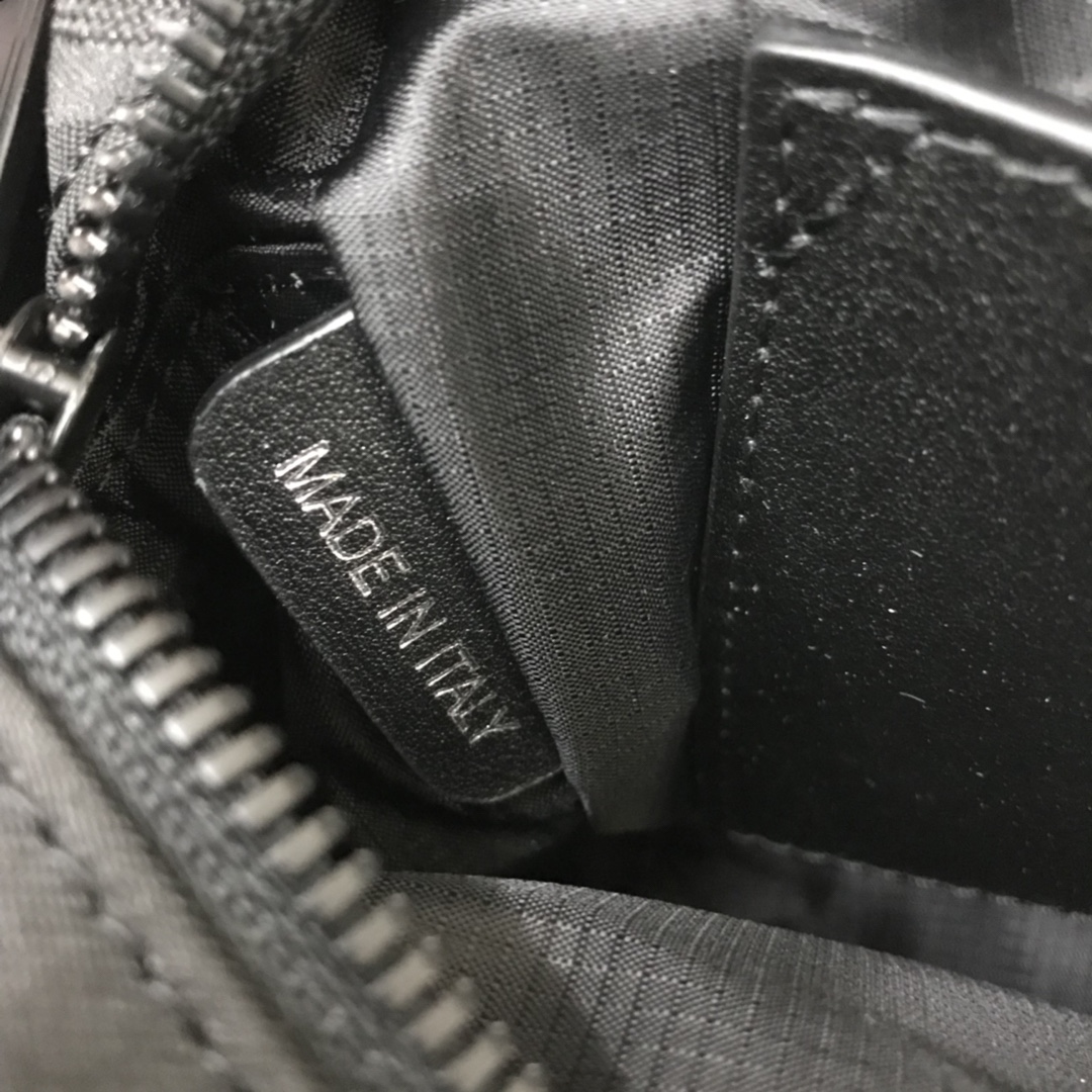 Confeccionada en poliéster reciclado e hilos de algodón, la mochila slouchy de Burberry está adornada con el jacquard del logotipo de Thomas Burberry con el logotipo de la marca y puede llevarse en diagonal o con las correas ajustables de nailon de malla a rayas de la firma.Correas slouchy ajustables de 22,5 x 8,2 x 14,5 cm.1 bolsillo exterior con cremallera; 1 bolsillo exterior con abertura y cierre de hebilla magnética.3 ranuras para tarjetas . Cierre con cremallera. Bordes pintados a mano. Herrajes de metal brillante. Placa con el logotipo de Burberry en la parte delantera p800.