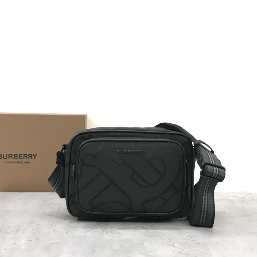 Burberry斜背包选用由再生聚酯纤维和棉质纱线制成的面料打造装饰 Thomas Burberry 专属标识图案提花搭配品牌徽标可斜背或使用可调式标志性条纹网纹尼龙背带携带22.5 x 8.2 x 14.5cm.可调式斜背带.1个拉链外袋；1个外插袋采用磁扣开合.3个卡位.拉链开合.手绘涂漆边缘.亮泽金属配件.正面饰有 Burberry 立体五金徽标饰牌 p800-高仿包包