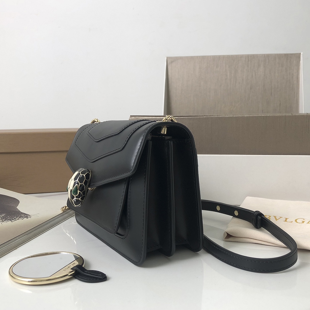 Le nouveau sac cross-body "SERPENTI FOREVER" est une déclaration de style urbain. Le sac est en cuir de veau noir avec des accessoires en laiton plaqué or clair en onyx noir et blanc, en émail et en malachite verte. Les yeux sensuels du sac sont ornés d'un fermoir classique en forme de tête de serpent. La chaîne en serpent réglable et la bandoulière en cuir permettent de l'accessoiriser facilement avec des tenues de jour élégantes. smallSizeDeux compartiments de rangement et un petit miroir de maquillageUn porte-cartes de crédit inamovibleUne poche ouverteUne poche zippée et deux poches extérieures19 X 13 X 7 cm. -Haute réplique des sacs