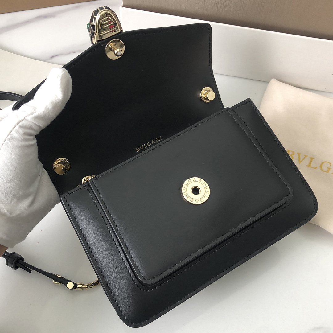 Le nouveau sac cross-body "SERPENTI FOREVER" est une déclaration de style urbain. Le sac est en cuir de veau noir avec des accessoires en laiton plaqué or clair en onyx noir et blanc, en émail et en malachite verte. Les yeux sensuels du sac sont ornés d'un fermoir classique en forme de tête de serpent. La chaîne en serpent réglable et la bandoulière en cuir permettent de l'accessoiriser facilement avec des tenues de jour élégantes. smallSizeDeux compartiments de rangement et un petit miroir de maquillageUn porte-cartes de crédit inamovibleUne poche ouverteUne poche zippée et deux poches extérieures19 X 13 X 7 cm. -Haute réplique des sacs