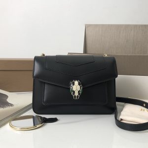 Le nouveau sac cross-body "SERPENTI FOREVER" est une déclaration de style urbain. Le sac est en cuir de veau noir avec des accessoires en laiton plaqué or clair en onyx noir et blanc, en émail et en malachite verte. Les yeux sensuels du sac sont ornés d'un fermoir classique en forme de tête de serpent. La chaîne en serpent réglable et la bandoulière en cuir permettent de l'accessoiriser facilement avec des tenues de jour élégantes. smallSizeDeux compartiments de rangement et un petit miroir de maquillageUn porte-cartes de crédit inamovibleUne poche ouverteUne poche zippée et deux poches extérieures19 X 13 X 7 cm. -Haute réplique des sacs