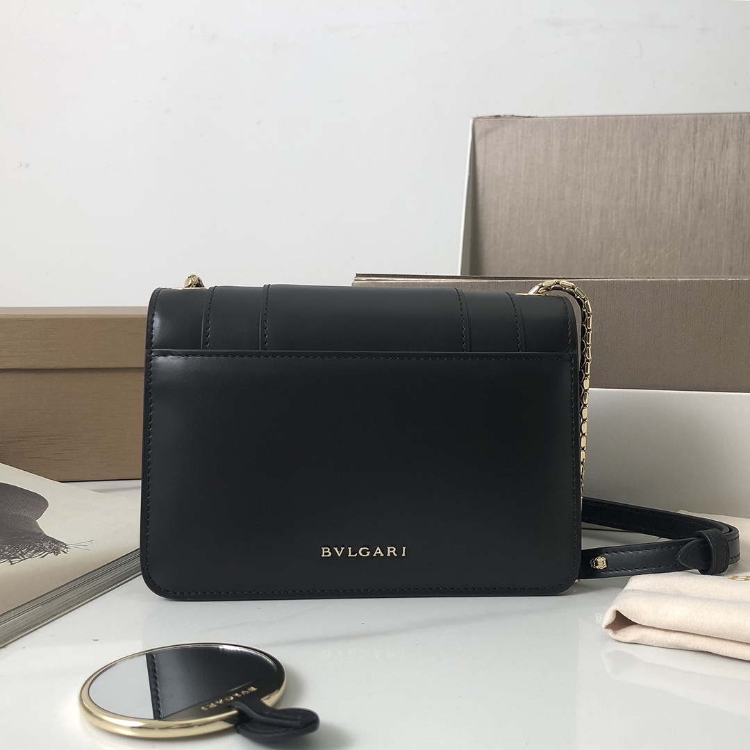 Le nouveau sac cross-body "SERPENTI FOREVER" est une déclaration de style urbain. Le sac est en cuir de veau noir avec des accessoires en laiton plaqué or clair en onyx noir et blanc, en émail et en malachite verte. Les yeux sensuels du sac sont ornés d'un fermoir classique en forme de tête de serpent. La chaîne en serpent réglable et la bandoulière en cuir permettent de l'accessoiriser facilement avec des tenues de jour élégantes. smallSizeDeux compartiments de rangement et un petit miroir de maquillageUn porte-cartes de crédit inamovibleUne poche ouverteUne poche zippée et deux poches extérieures19 X 13 X 7 cm. -Haute réplique des sacs