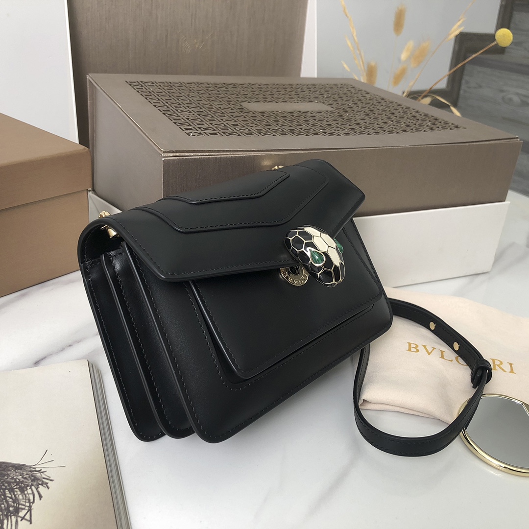 Le nouveau sac cross-body "SERPENTI FOREVER" est une déclaration de style urbain. Le sac est en cuir de veau noir avec des accessoires en laiton plaqué or clair en onyx noir et blanc, en émail et en malachite verte. Les yeux sensuels du sac sont ornés d'un fermoir classique en forme de tête de serpent. La chaîne en serpent réglable et la bandoulière en cuir permettent de l'accessoiriser facilement avec des tenues de jour élégantes. smallSizeDeux compartiments de rangement et un petit miroir de maquillageUn porte-cartes de crédit inamovibleUne poche ouverteUne poche zippée et deux poches extérieures19 X 13 X 7 cm. -Haute réplique des sacs