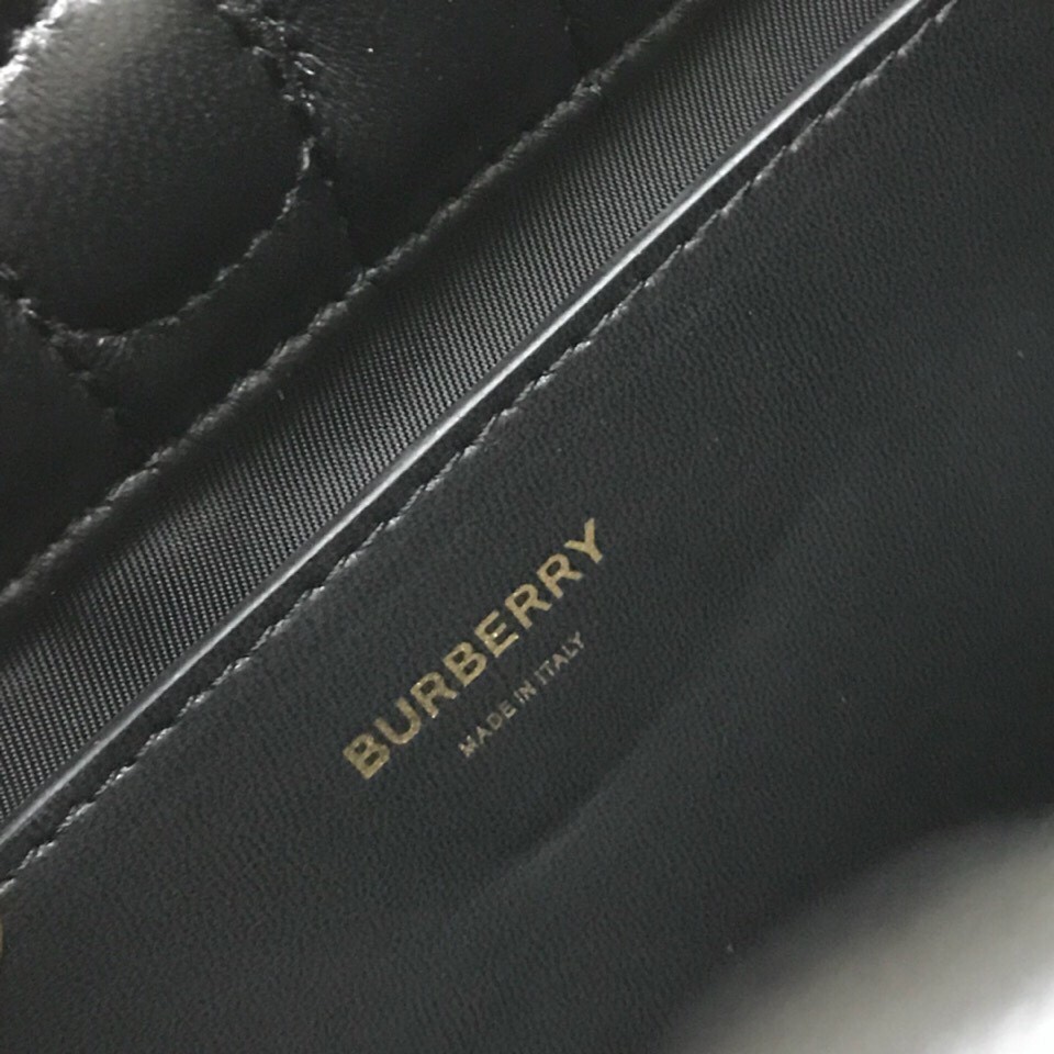 El bolso acolchado "Lola - Lorna Bag" de Burberry, sumamente suave y chic, está confeccionado en Italia con piel de cordero curtida y decorado con el logotipo exclusivo de Thomas Burberry y una brillante correa de cadena que puede llevarse colgado del hombro o como una pieza holgada Modelo: Mini bolso de cubo Dimensiones: 20 x 9 x 16 cm p900