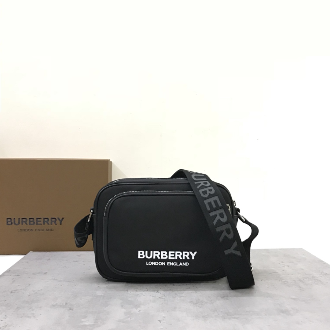 A mochila compacta e descaída da Burberry é cortada em ECONYL® para embelezar a impressão do logótipo da marcaAlças de nylon de malha ajustável com letras Burberry em jacquard de lãECONYL® é um tecido de nylon sustentável feito de redes de pesca recicladas, resíduos de tecido e plásticos industriaisAlças ajustáveis e descaídas. 3 ranhuras para cartões.1 fecho de correr. 1 bolso exterior com fecho de correr; 1 bolso exterior com fenda e fecho magnético. Fecho de correr. Rebordos pintados à mão. Acessórios em metal brilhante p800-bolsas de alta costura