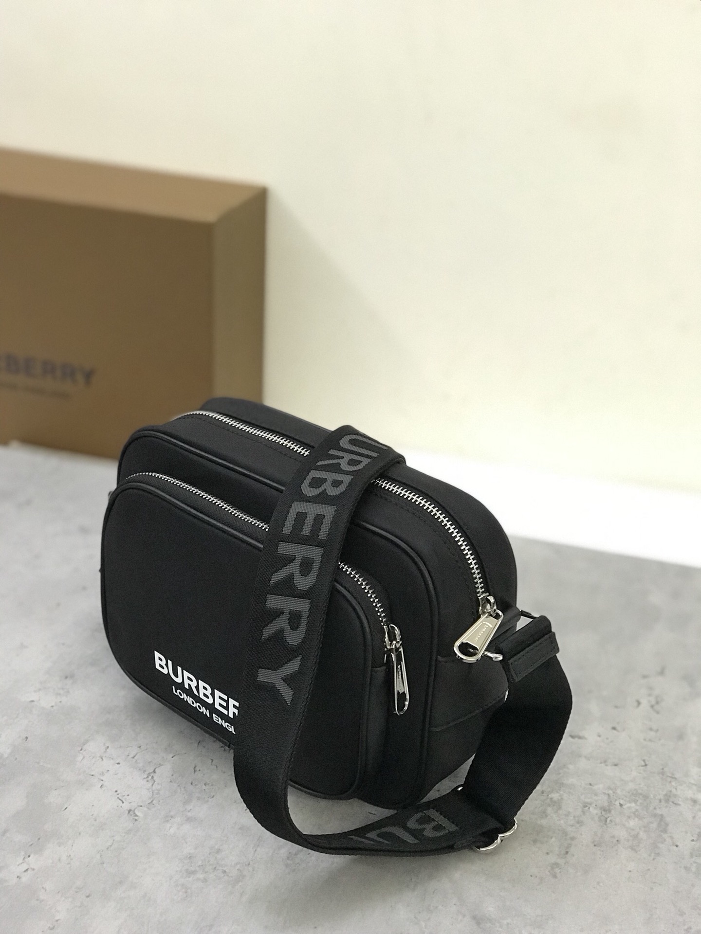 Le sac à dos compact de Burberry est taillé dans de l'ECONYL® pour embellir l'imprimé du logo de la marque. Bretelles réglables en nylon maillé avec inscription Burberry en jacquard peigné. L'ECONYL® est un tissu de nylon durable fabriqué à partir de filets de pêche recyclés, de déchets de tissus et de plastiques industriels. 1 poche extérieure zippée ; 1 poche extérieure fendue avec fermeture magnétique. Fermeture à glissière. Bords peints à la main. Ferrures métalliques brillantes p800-sacs haute couture