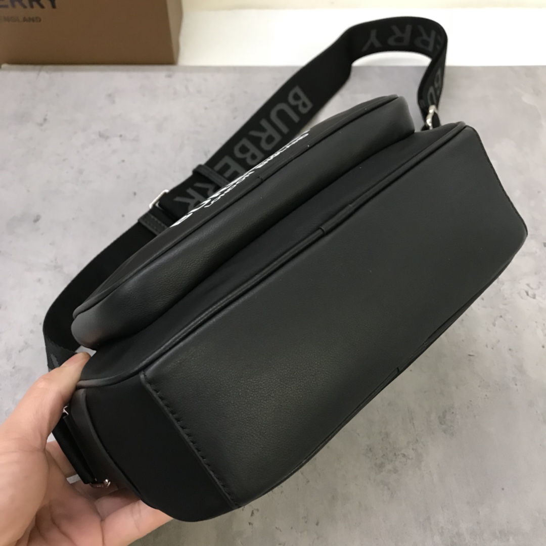 Le sac à dos compact de Burberry est taillé dans de l'ECONYL® pour embellir l'imprimé du logo de la marque. Bretelles réglables en nylon maillé avec inscription Burberry en jacquard peigné. L'ECONYL® est un tissu de nylon durable fabriqué à partir de filets de pêche recyclés, de déchets de tissus et de plastiques industriels. 1 poche extérieure zippée ; 1 poche extérieure fendue avec fermeture magnétique. Fermeture à glissière. Bords peints à la main. Ferrures métalliques brillantes p800-sacs haute couture