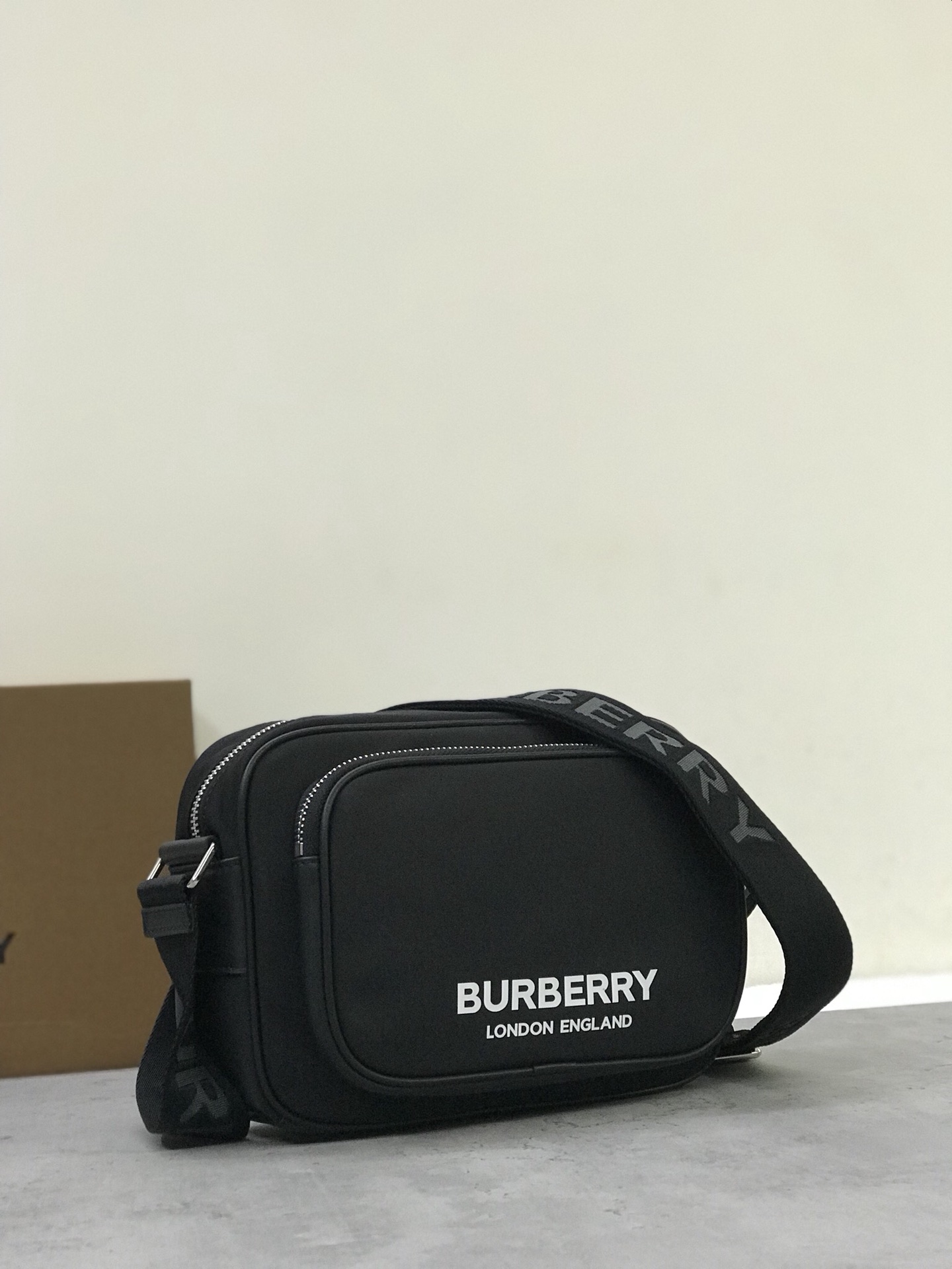 La mochila slouchy compacta de Burberry está cortada en ECONYL® para embellecer el estampado del logotipo de la marcaCorreas ajustables de nailon de malla con letras Burberry en jacquard de estambreECONYL® es un tejido de nailon sostenible fabricado a partir de redes de pesca recicladas, residuos de tejidos y plásticos industrialesCorreas slouchy ajustables. 3 ranuras para tarjetas.1 cierre de cremallera. 1 bolsillo exterior con cremallera; 1 bolsillo exterior con abertura y cierre magnético a presión. Cierre de cremallera. Bordes pintados a mano. Herrajes de metal brillante p800