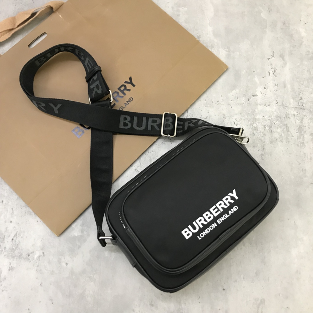 A mochila compacta e descaída da Burberry é cortada em ECONYL® para embelezar a impressão do logótipo da marcaAlças de nylon de malha ajustável com letras Burberry em jacquard de lãECONYL® é um tecido de nylon sustentável feito de redes de pesca recicladas, resíduos de tecido e plásticos industriaisAlças ajustáveis e descaídas. 3 ranhuras para cartões.1 fecho de correr. 1 bolso exterior com fecho de correr; 1 bolso exterior com fenda e fecho magnético. Fecho de correr. Rebordos pintados à mão. Acessórios em metal brilhante p800-bolsas de alta costura