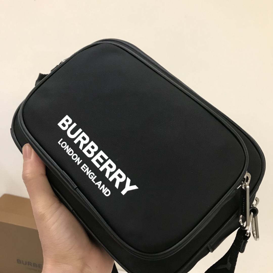 La mochila slouchy compacta de Burberry está cortada en ECONYL® para embellecer el estampado del logotipo de la marcaCorreas ajustables de nailon de malla con letras Burberry en jacquard de estambreECONYL® es un tejido de nailon sostenible fabricado a partir de redes de pesca recicladas, residuos de tejidos y plásticos industrialesCorreas slouchy ajustables. 3 ranuras para tarjetas.1 cierre de cremallera. 1 bolsillo exterior con cremallera; 1 bolsillo exterior con abertura y cierre magnético a presión. Cierre de cremallera. Bordes pintados a mano. Herrajes de metal brillante p800