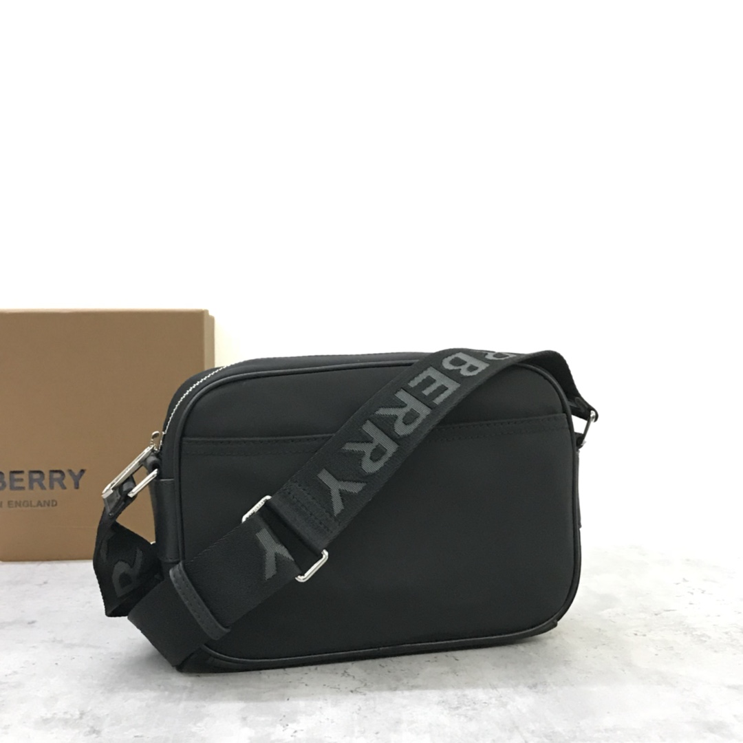 Le sac à dos compact de Burberry est taillé dans de l'ECONYL® pour embellir l'imprimé du logo de la marque. Bretelles réglables en nylon maillé avec inscription Burberry en jacquard peigné. L'ECONYL® est un tissu de nylon durable fabriqué à partir de filets de pêche recyclés, de déchets de tissus et de plastiques industriels. 1 poche extérieure zippée ; 1 poche extérieure fendue avec fermeture magnétique. Fermeture à glissière. Bords peints à la main. Ferrures métalliques brillantes p800-sacs haute couture