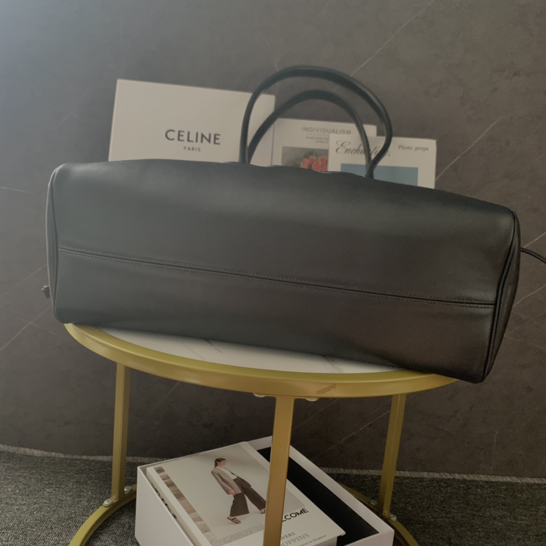 P2000CELINE new drawstring large shopping bag soft leather ➕ embossed Arc de Triomphe logo casual and temperament aura superimposed casual high-level sense of low-key and generousStyle: Hundreds of models of office workers short trips on business trips are 🉑️ do mommy bag can also be Oh!Capacity: large capacity laptop can easily put down the excellent choice for office workers Oh 😎!Model No.: 199973 Lychee grain gram colorSize: 44 X 28 X 18cm (this model is too large not with packaging)