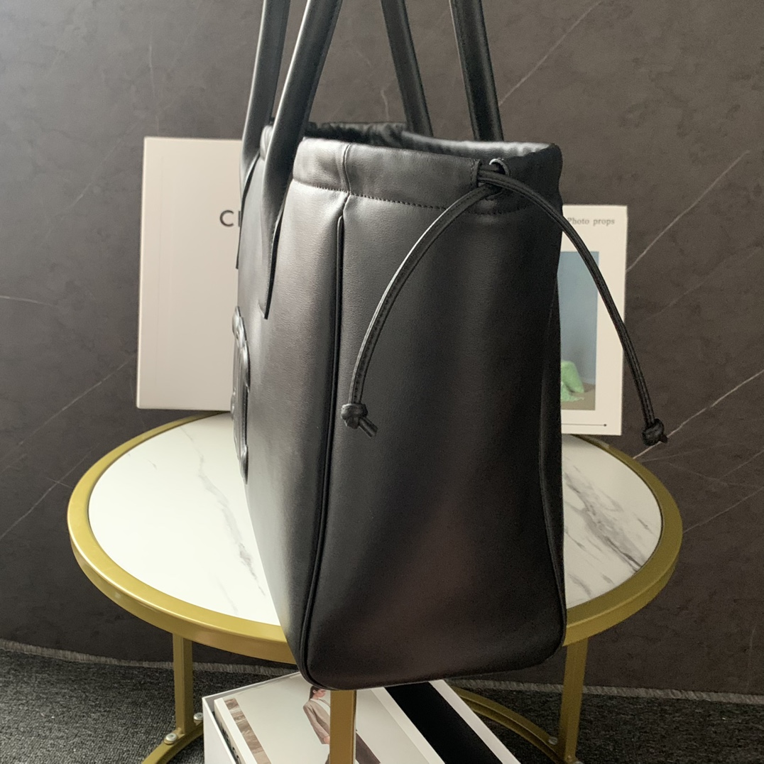 Image [1]-P2000CELINE new drawstring large shopping bag soft leather ➕ embossed Arc de Triomphe Casual and temperament aura superimposed on a casual sense of seniority low-key and generous style : versatile models for office workers short trips business trips are 🉑️ to do the mummy bag can also be Oh capacity : large capacity laptop can be easily put down the excellent choice of the working class Oh ! 😎 Modèle n ° : 199973 Lychee grain grammes couleur Taille : 44 X 28 X 18cm (cette section est trop grande pas avec l'emballage)-sacs de haute couture.