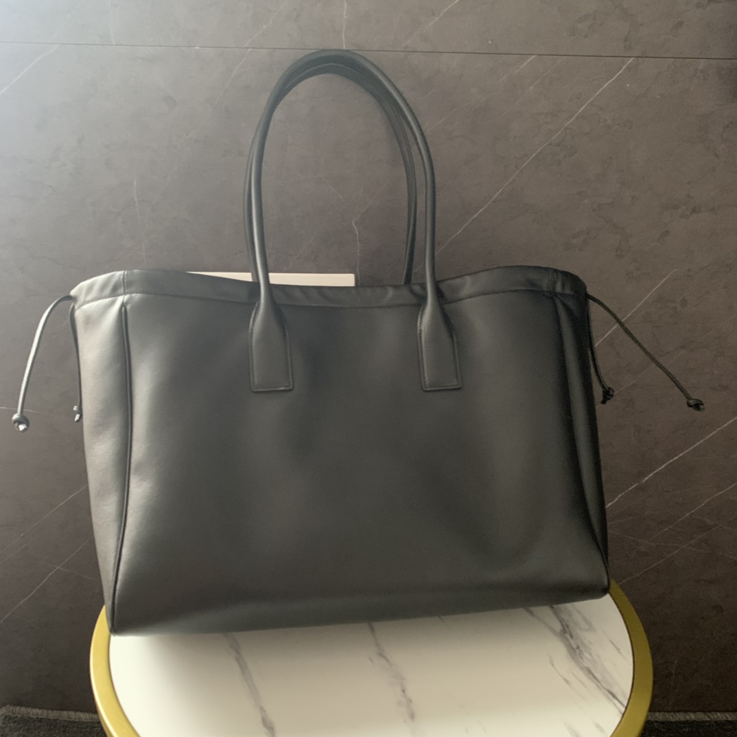 Image [1]-P2000CELINE new drawstring large shopping bag soft leather ➕ embossed Arc de Triomphe Casual and temperament aura superimposed on a casual sense of seniority low-key and generous style : versatile models for office workers short trips business trips are 🉑️ to do the mummy bag can also be Oh capacity : large capacity laptop can be easily put down the excellent choice of the working class Oh ! 😎 Modèle n ° : 199973 Lychee grain grammes couleur Taille : 44 X 28 X 18cm (cette section est trop grande pas avec l'emballage)-sacs de haute couture.