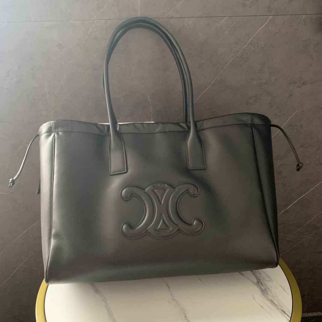 P2000CELINE new drawstring large shopping bag soft leather ➕ embossed Arc de Triomphe logo casual and temperament aura superimposed casual high-level sense of low-key and generousStyle: Hundreds of models of office workers short trips on business trips are 🉑️ do mommy bag can also be Oh!Capacity: large capacity laptop can easily put down the excellent choice for office workers Oh 😎!Model No.: 199973 Lychee grain gram colorSize: 44 X 28 X 18cm (this model is too large not with packaging)