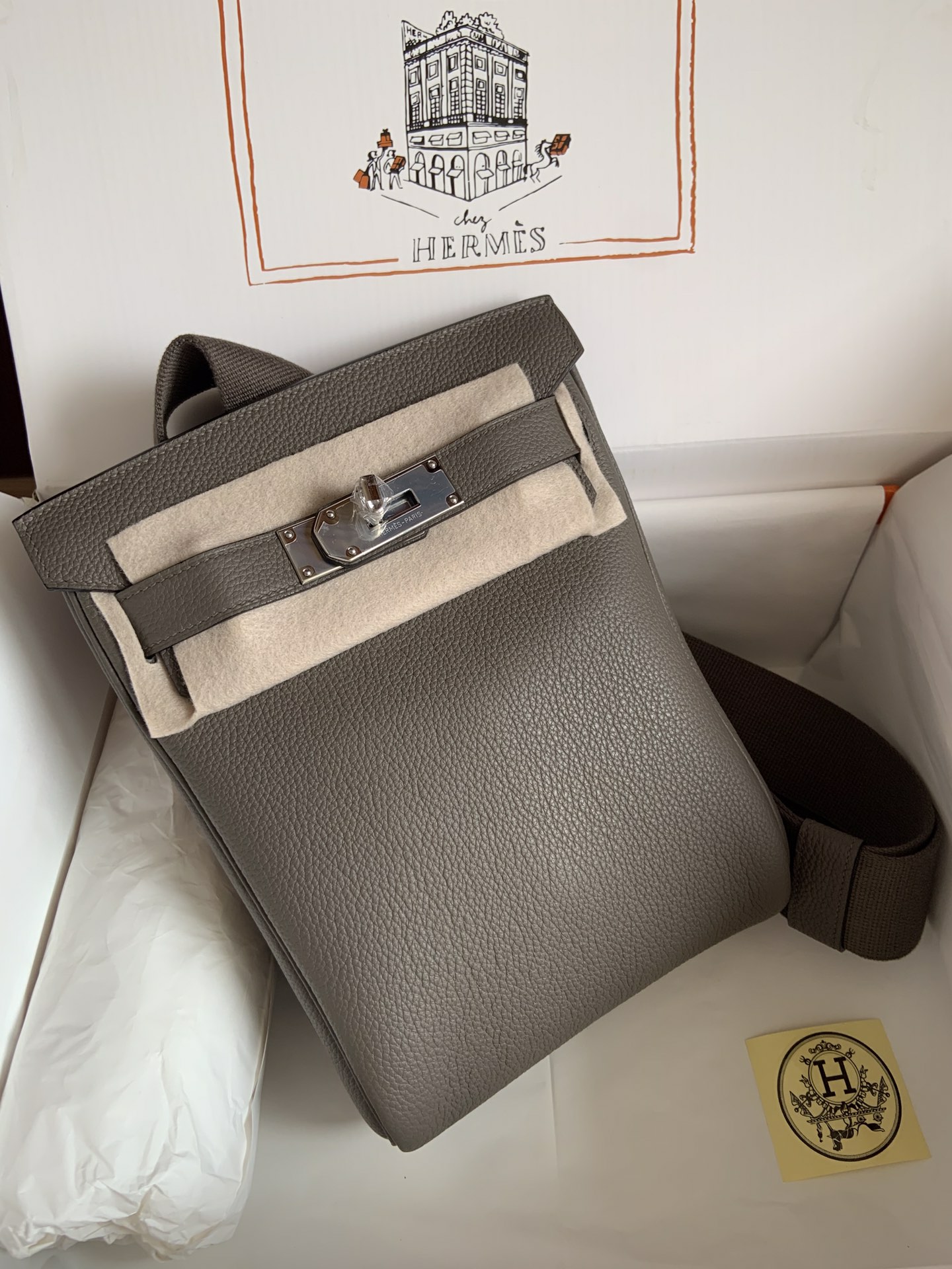 Hermes HAC A DOS elephant gray Finally out of a bag in addition to bkc more durable bag men and women with the same models how to carry a good-looking capacity is also very large rest assured that the punchShoulder, chest bag shoulder strap thick freely adjustable ~ full marks!