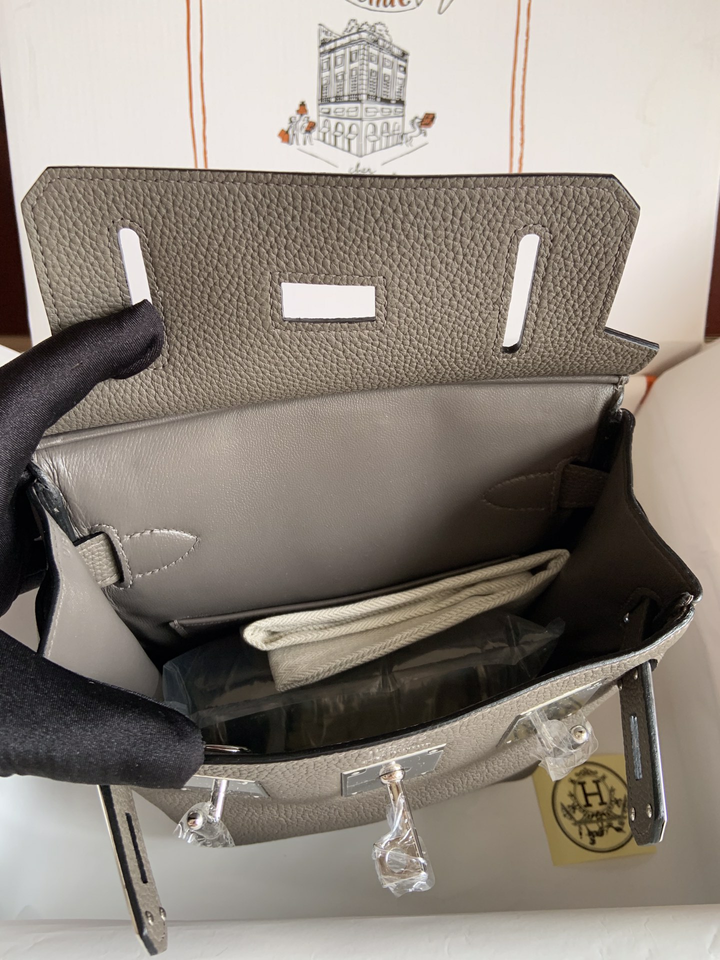 Hermes HAC A DOS elephant gray Finally out of a bag in addition to bkc more durable bag men and women with the same models how to carry a good-looking capacity is also very large rest assured that the punchShoulder, chest bag shoulder strap thick freely adjustable ~ full marks!