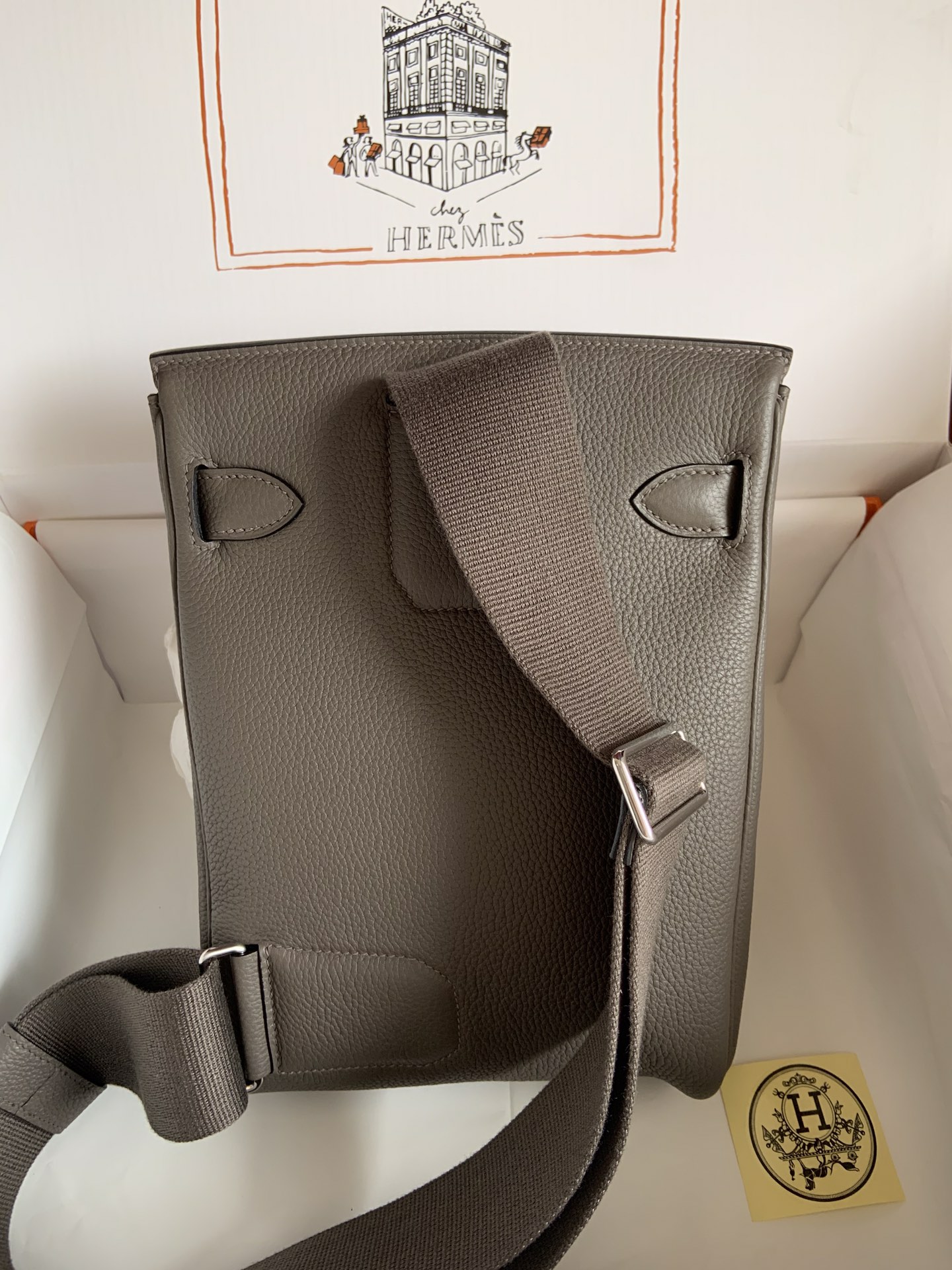 Hermes HAC A DOS elephant gray Finally out of a bag in addition to bkc more durable bag men and women with the same models how to carry a good-looking capacity is also very large rest assured that the punchShoulder, chest bag shoulder strap thick freely adjustable ~ full marks!