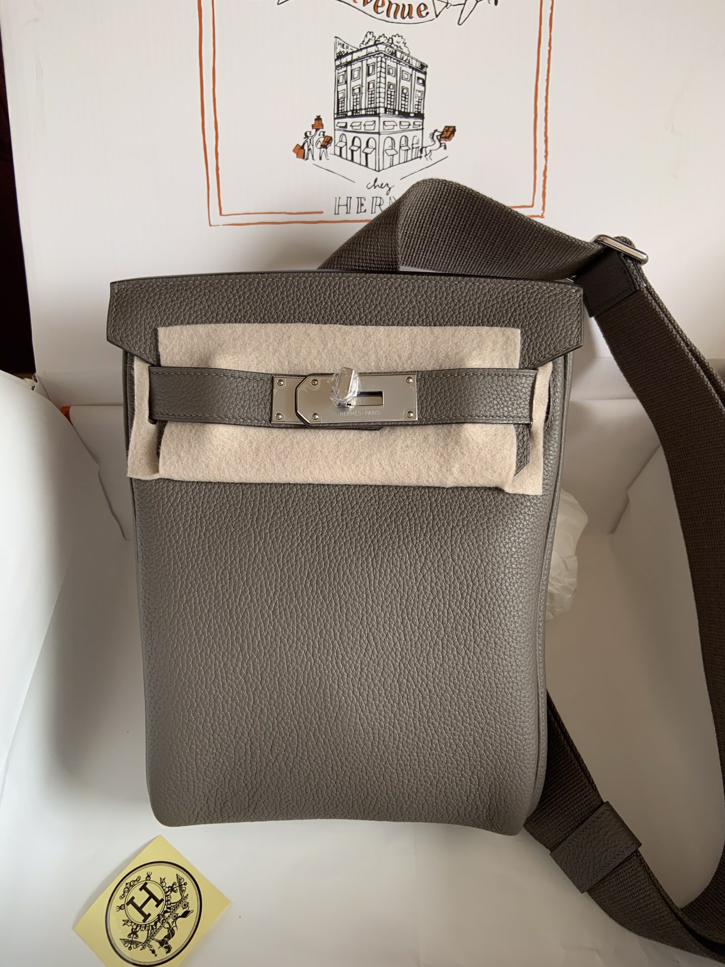 Hermes HAC A DOS elephant gray Finally out of a bag in addition to bkc more durable bag men and women with the same models how to carry a good-looking capacity is also very large rest assured that the punchShoulder, chest bag shoulder strap thick freely adjustable ~ full marks!