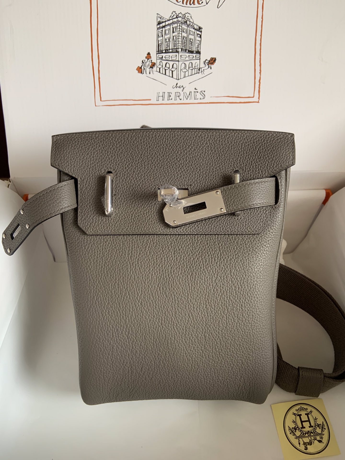 Hermes HAC A DOS elephant gray Finally out of a bag in addition to bkc more durable bag men and women with the same models how to carry a good-looking capacity is also very large rest assured that the punchShoulder, chest bag shoulder strap thick freely adjustable ~ full marks!