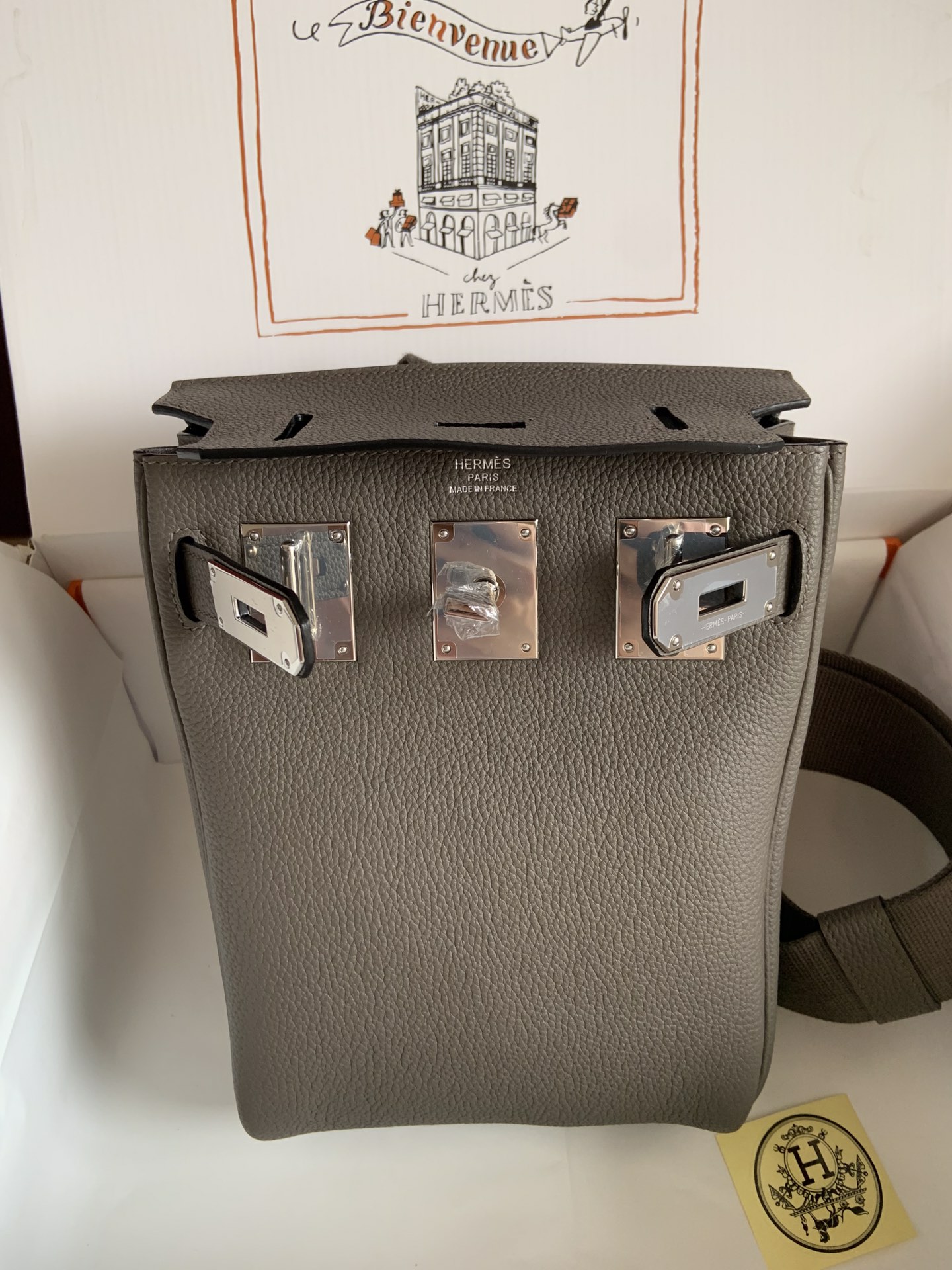 Hermes HAC A DOS elephant gray Finally out of a bag in addition to bkc more durable bag men and women with the same models how to carry a good-looking capacity is also very large rest assured that the punchShoulder, chest bag shoulder strap thick freely adjustable ~ full marks!