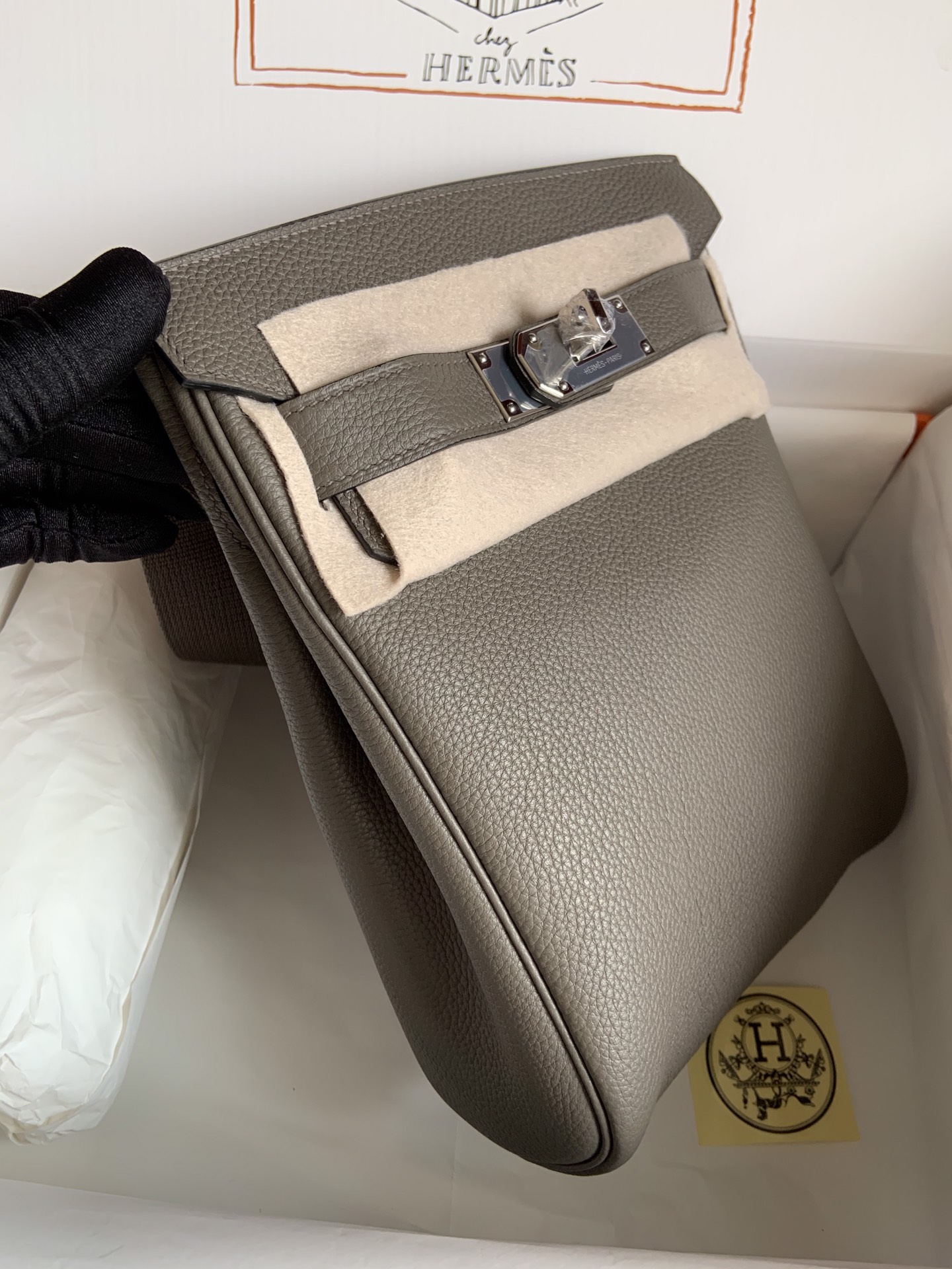 Hermes HAC A DOS elephant gray Finally out of a bag in addition to bkc more durable bag men and women with the same models how to carry a good-looking capacity is also very large rest assured that the punchShoulder, chest bag shoulder strap thick freely adjustable ~ full marks!