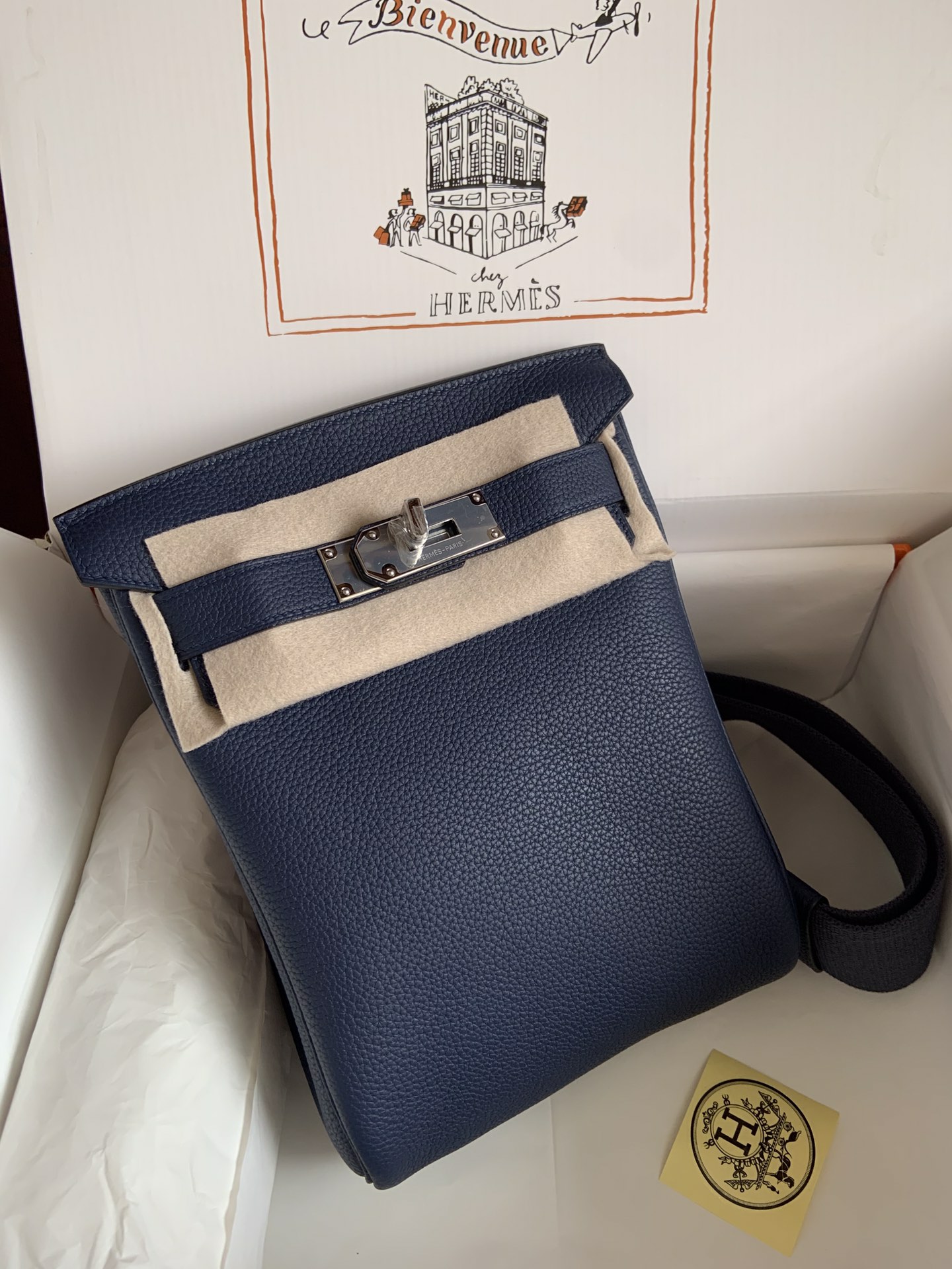 Hermes HAC A DOS khaki color Finally a bag in addition to bkc more durable bag men and women with the same models how to carry a good-looking capacity is also very large rest assured that the rush!Shoulder, chest bag shoulder strap thick freely adjustable ~ full marks!