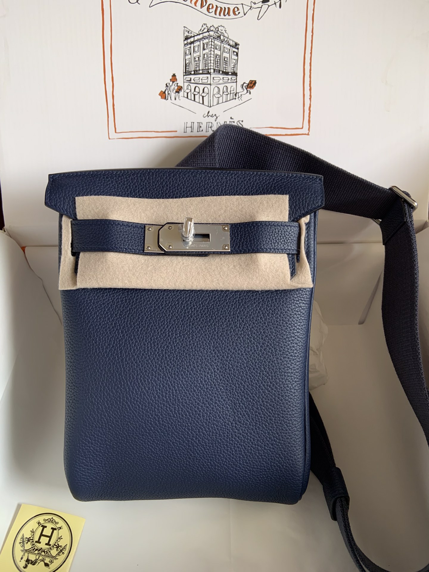 Hermes HAC A DOS khaki color Finally a bag in addition to bkc more durable bag men and women with the same models how to carry a good-looking capacity is also very large rest assured that the rush!Shoulder, chest bag shoulder strap thick freely adjustable ~ full marks!